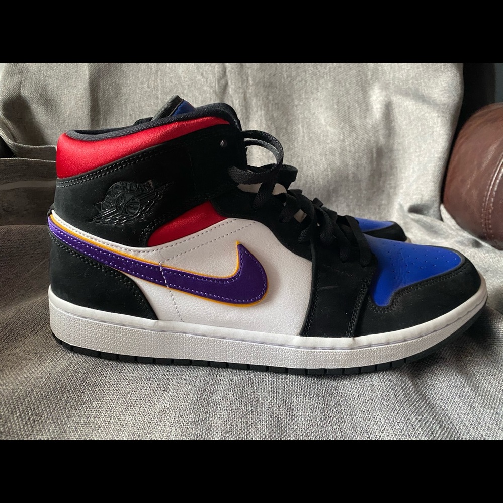 NIB Mens Air Jordan Mid SE
